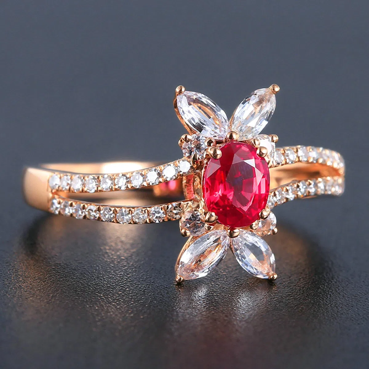 Anillos de compromiso de oro rosa de 9 quilates para mujer, anillo de boda para mujer, diseño hueco, ovalado de 4 puntas, rubí rojo creado en laboratorio de 0,57 quilates, anillo de moissanita