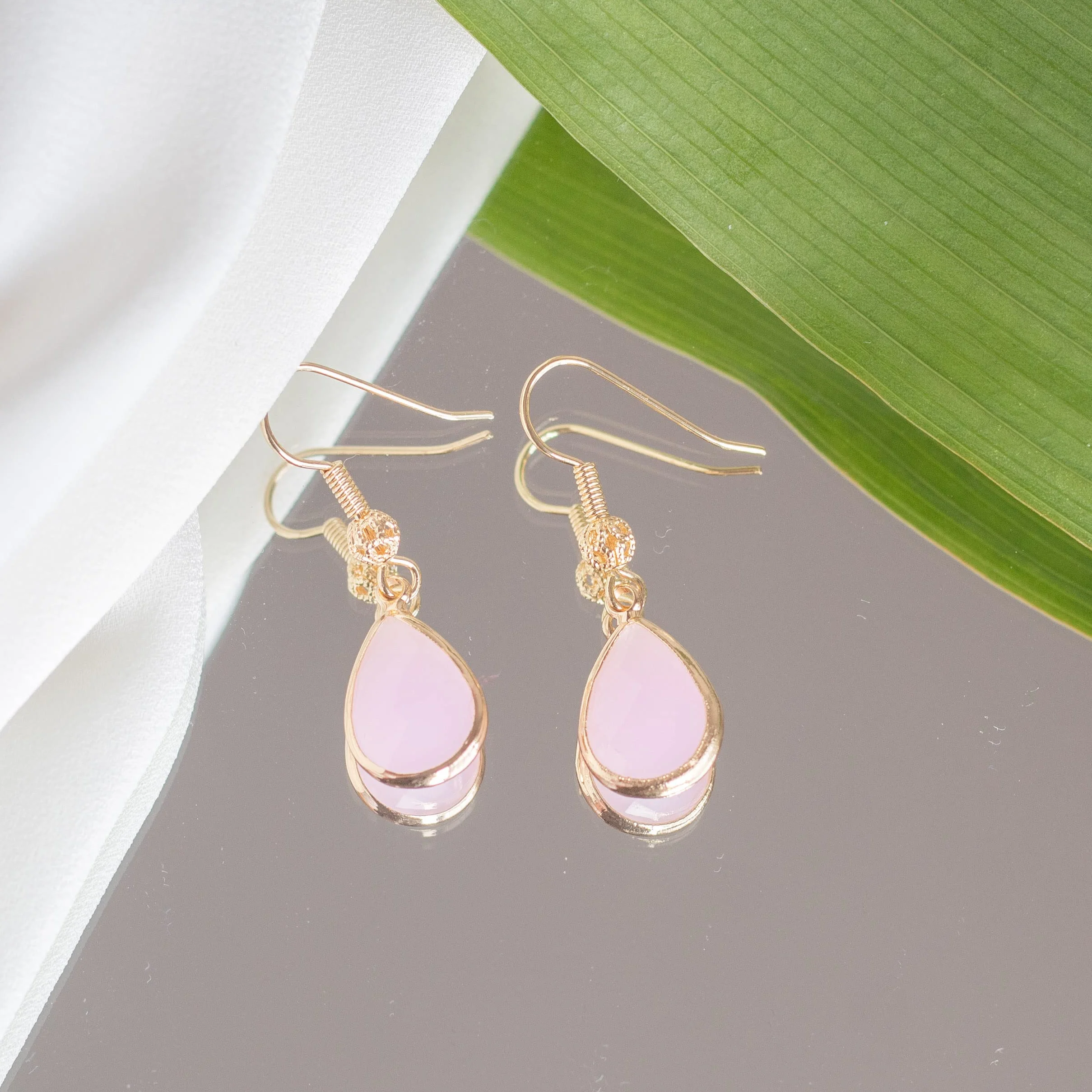 ZARZAMORA Pendientes Mujer Gota de Agua Cristal Transparente Forma de Lágrima Ribetes Dorados Acero Inoxidable Chapado en Oro 14k