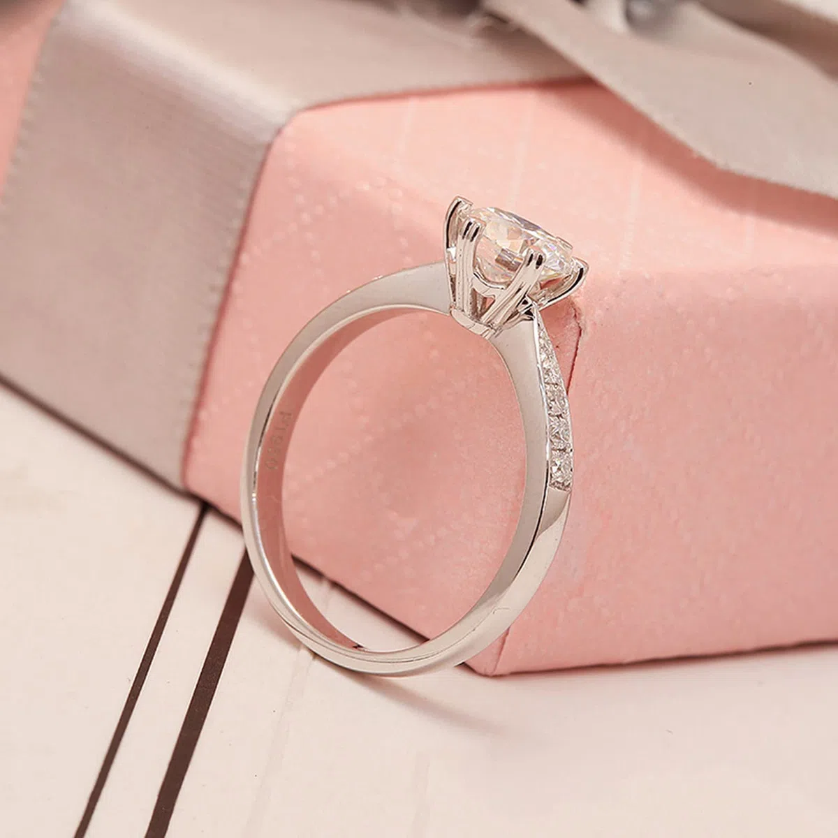 KnBoB Anillos de boda, alianzas de boda, anillo de oro blanco de 14 quilates/18 quilates, 6 garras de 1 ct moissanite con circonitas
