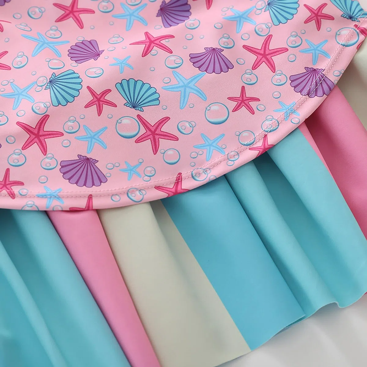Generisch Bañador para niña de manga larga con estampado de escamas, dobladillo con volante y parte superior a juego