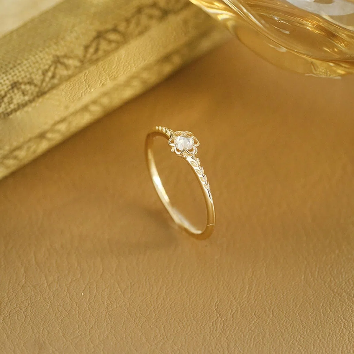 Au 375/585/750 - Anillo de compromiso de oro con moissanita y flores