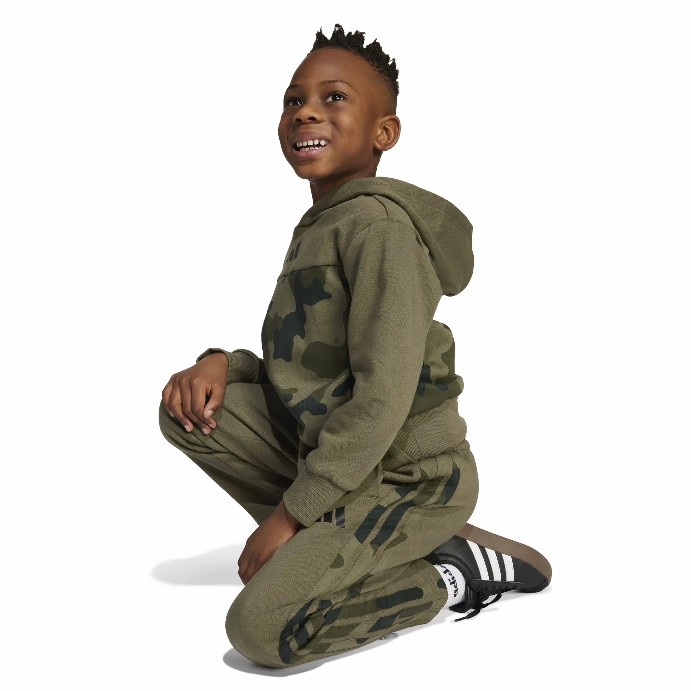 adidas Unisex Kids' Conjunto de chándal de felpa con estampado de camuflaje Seasonal Essentials