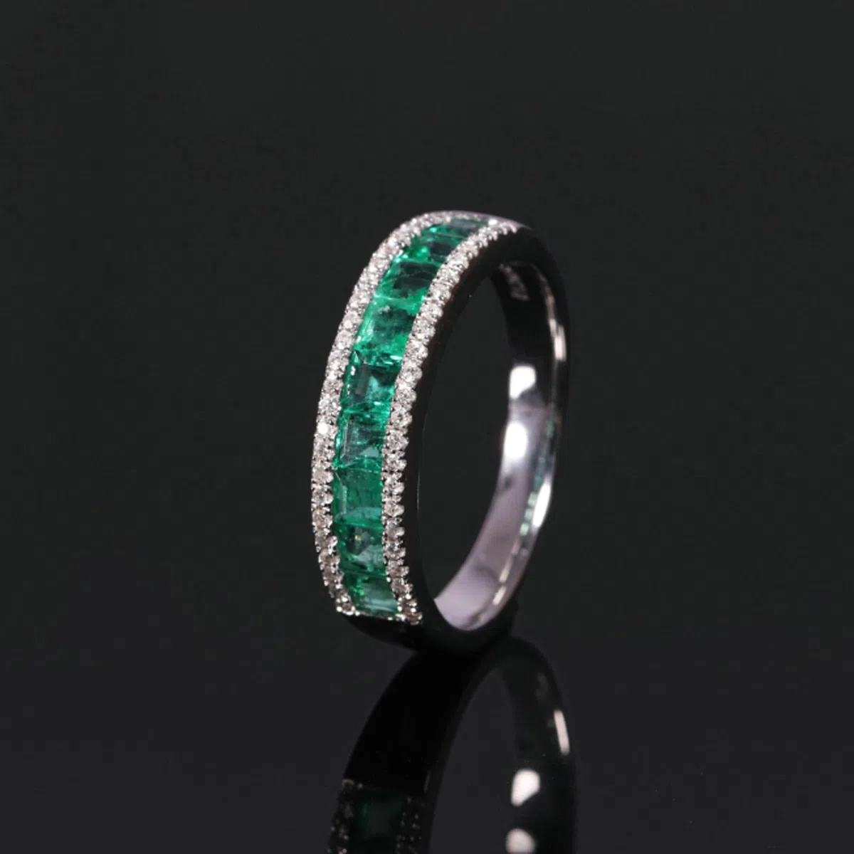 Anillos de compromiso de platino para mujer, anillo de compromiso de tamaño H 1/2-V 1/2 flor con esmeralda ovalada de 1,5 quilates y moissanita 0,46 quilates