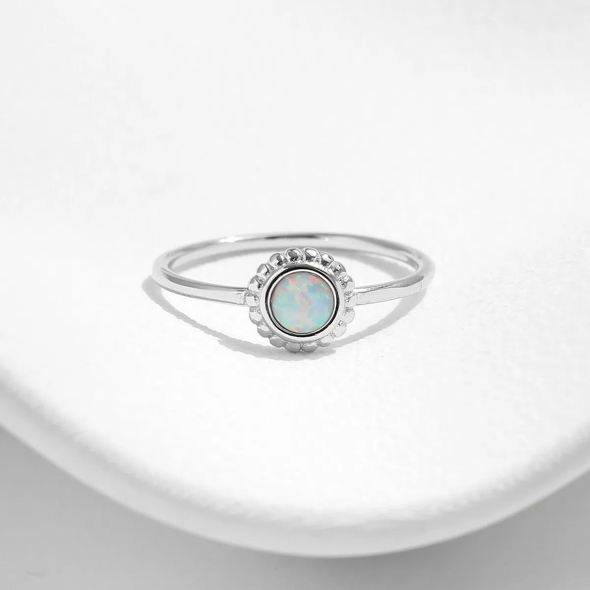 Anillo de oro blanco de 9 K/14 K, 4 x 4 mm, redondo con ópalo de colores