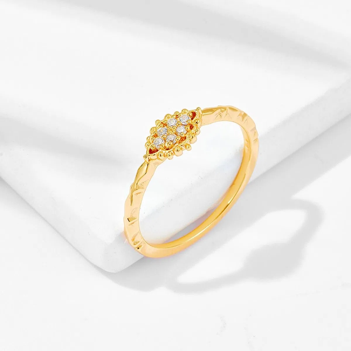 Anillo solitario Au 375/585/750 de oro amarillo con moissanita y flores