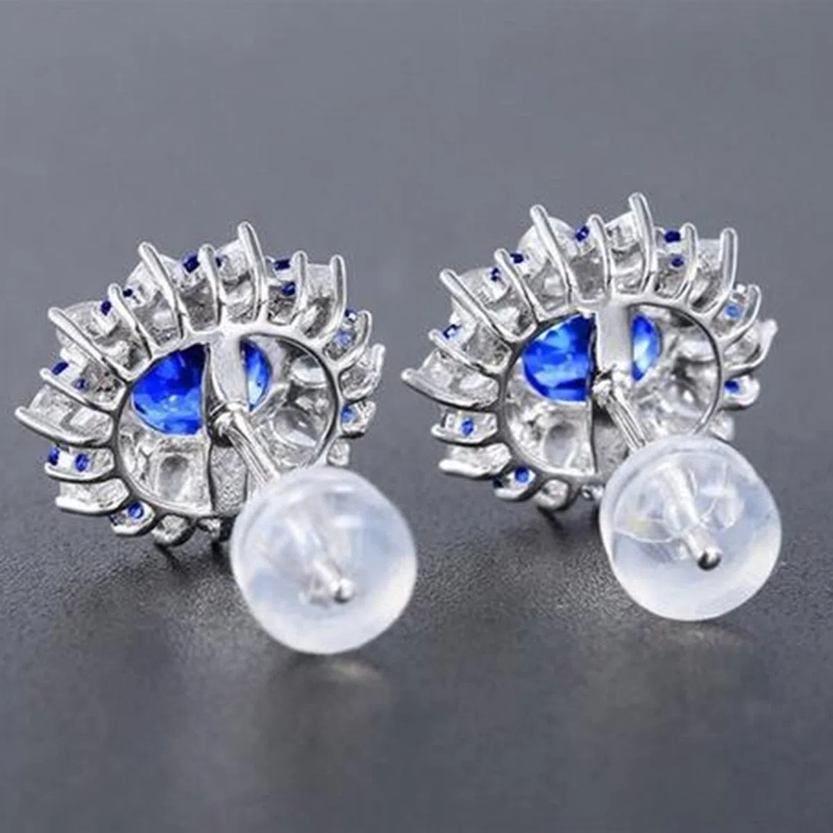KnSam Pendientes de oro blanco 750 de 18 quilates para mujer, joyas de oro auténtico, pendientes de zafiro creados en laboratorio de 1,35 quilates con flores azules Au750, pendientes de oro blanco con