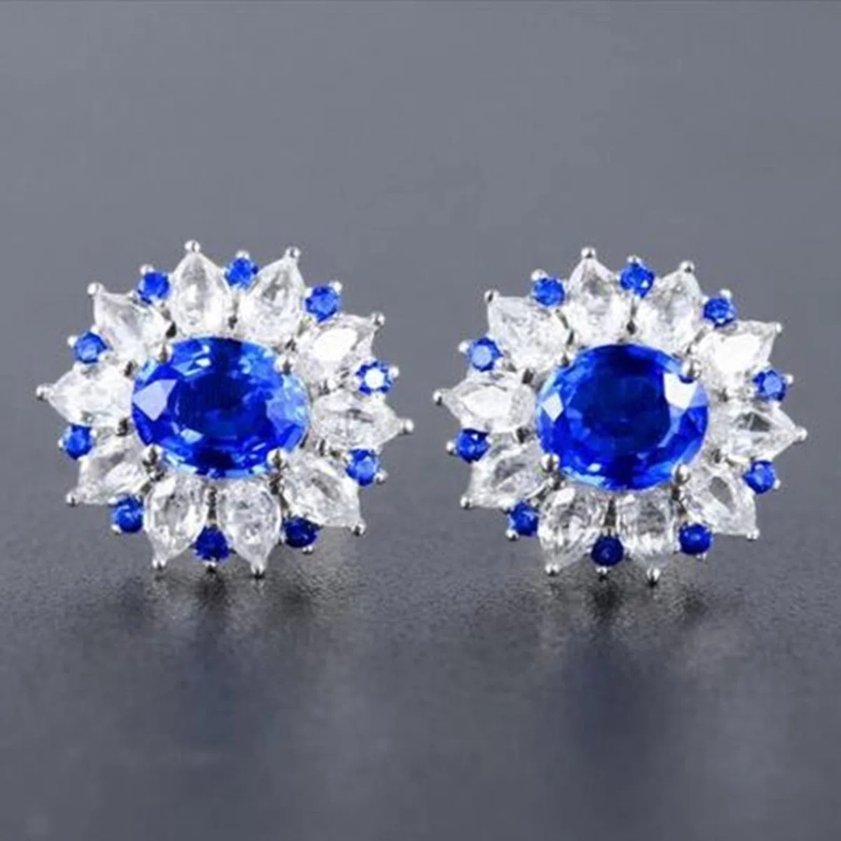 KnSam Pendientes de oro blanco 750 de 18 quilates para mujer, joyas de oro auténtico, pendientes de zafiro creados en laboratorio de 1,35 quilates con flores azules Au750, pendientes de oro blanco con