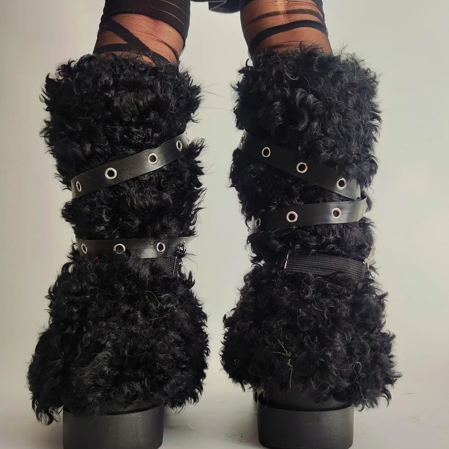 Calentadores de piernas de piel sintética para mujer, remache punk, arnés de piernas, mullido, fundas de botas de nieve, calcetines para fiestas e informales