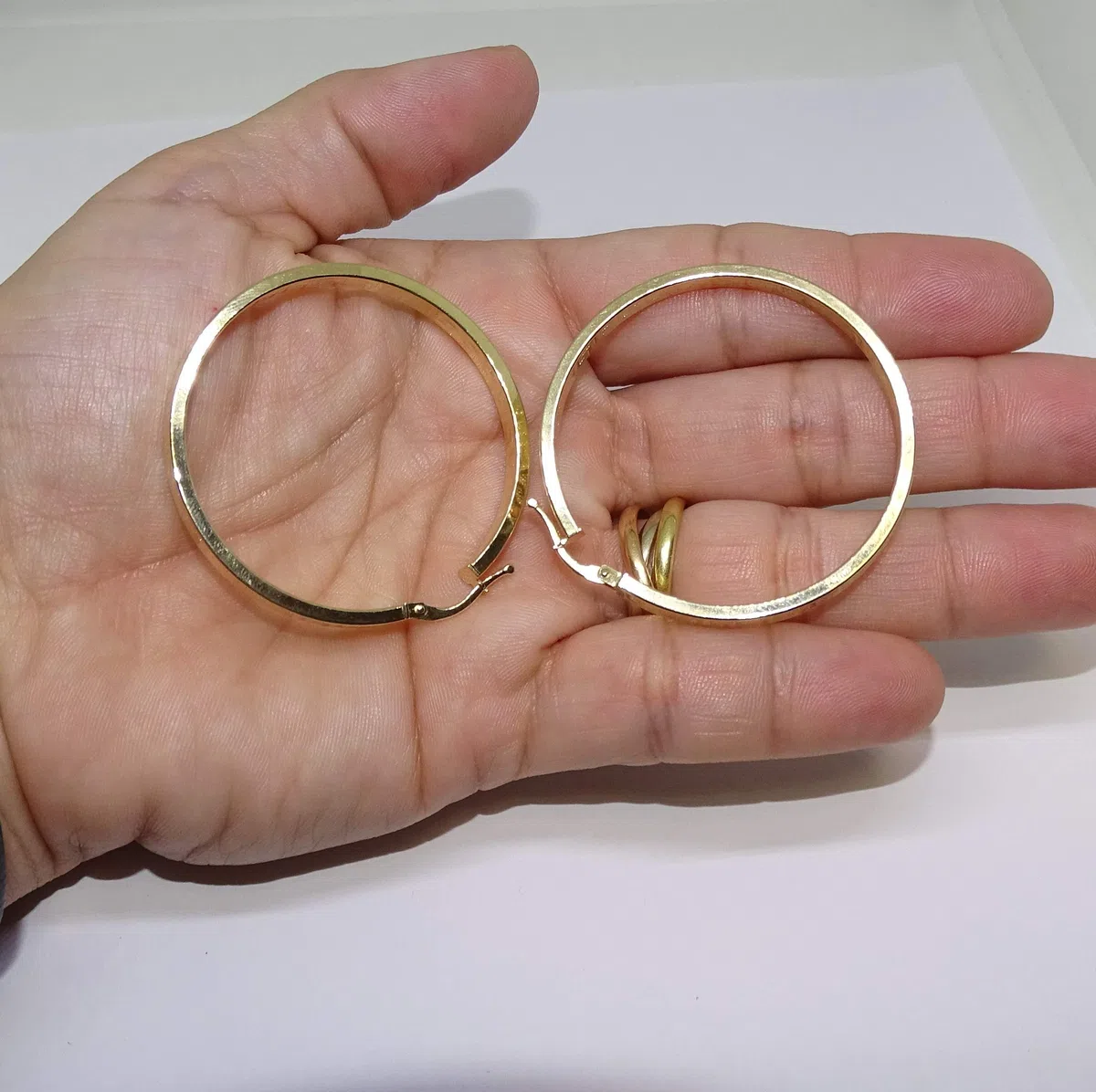 Pendientes de aro de oro amarillo de 18k con greca, tubo cuadrado de 4mm y 4.40cm de diámetro exterior. Cierre fácil click. Peso; 3.90 gr de oro de 1ª Ley