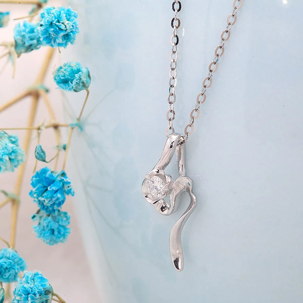 KnBoB Collar con colgante de charms, collar de oro blanco de 14 quilates (585), flores de 0,1 ct creado con diamantes de 45 cm