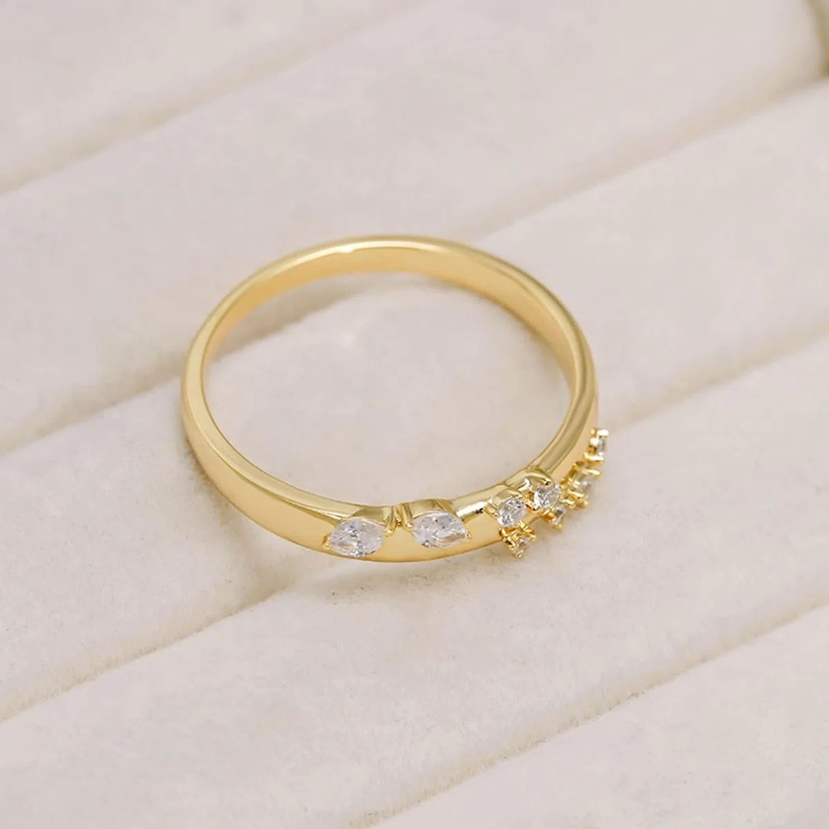 Au 375/585/750 - Alianzas de oro amarillo con moissanita marquesa
