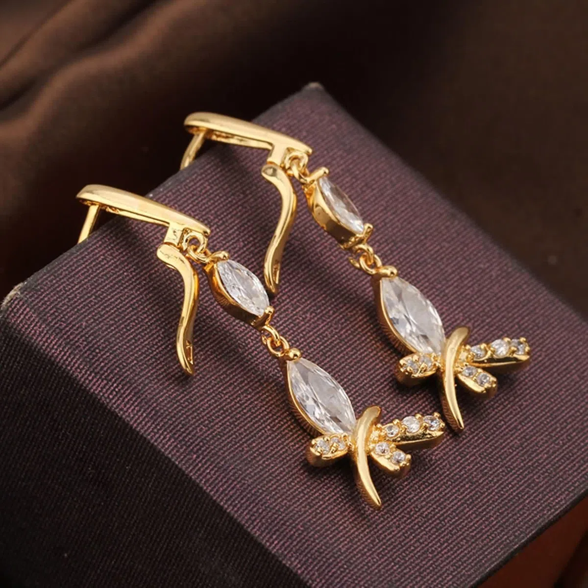 KnSam Pendientes de oro blanco 750 de 18 quilates para mujer, diseño de libélula con moissanita, talla marquesa, pendientes de oro Au750, sin níquel, plata