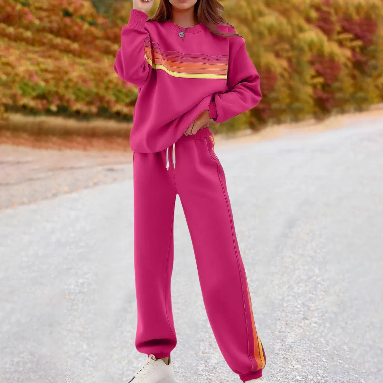 Conjunto de chándal informal de dos piezas con pantalones deportivos suaves a rayas y sudadera con cuello redondo