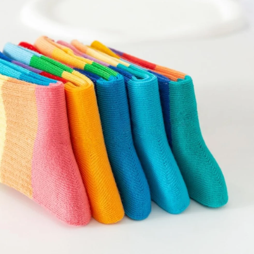 AKAMAS 5 pares de calcetines de ocio a rayas coloridos para niños y niñas, calcetines deportivos con patrón de rayas de arco iris para niños