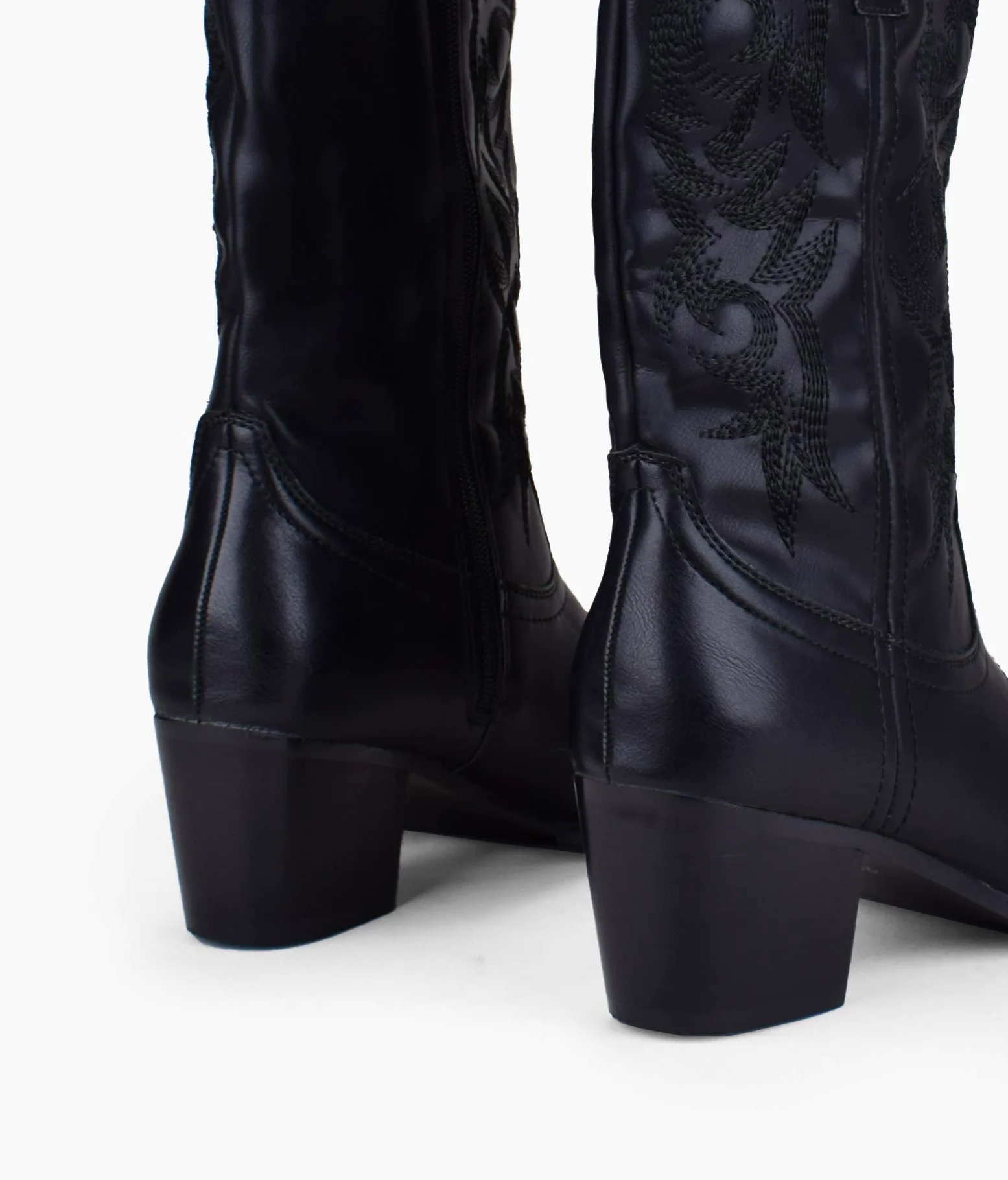 BOSANOVA Bota Estilo Cowboy con Detalle de Costuras Decorativas a Tono en la caña, tacón de 5'5 cm y Cierre con Cremallera Lateral. Calzado para Mujer