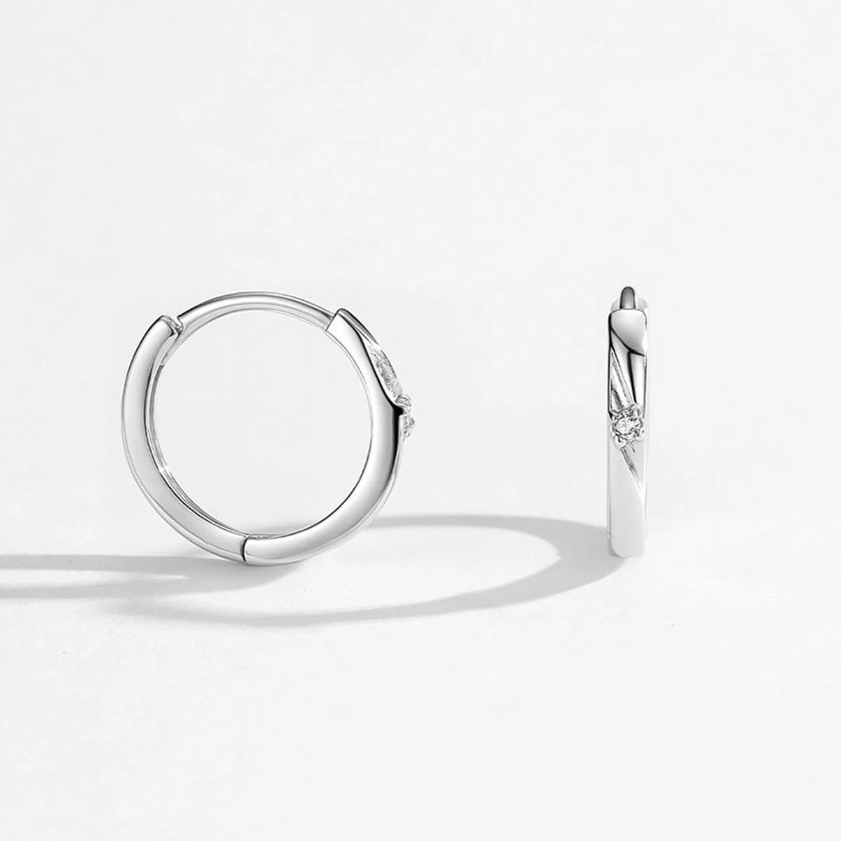 Pendientes de aro para mujer, oro blanco de 18 quilates, Mobius con diamante