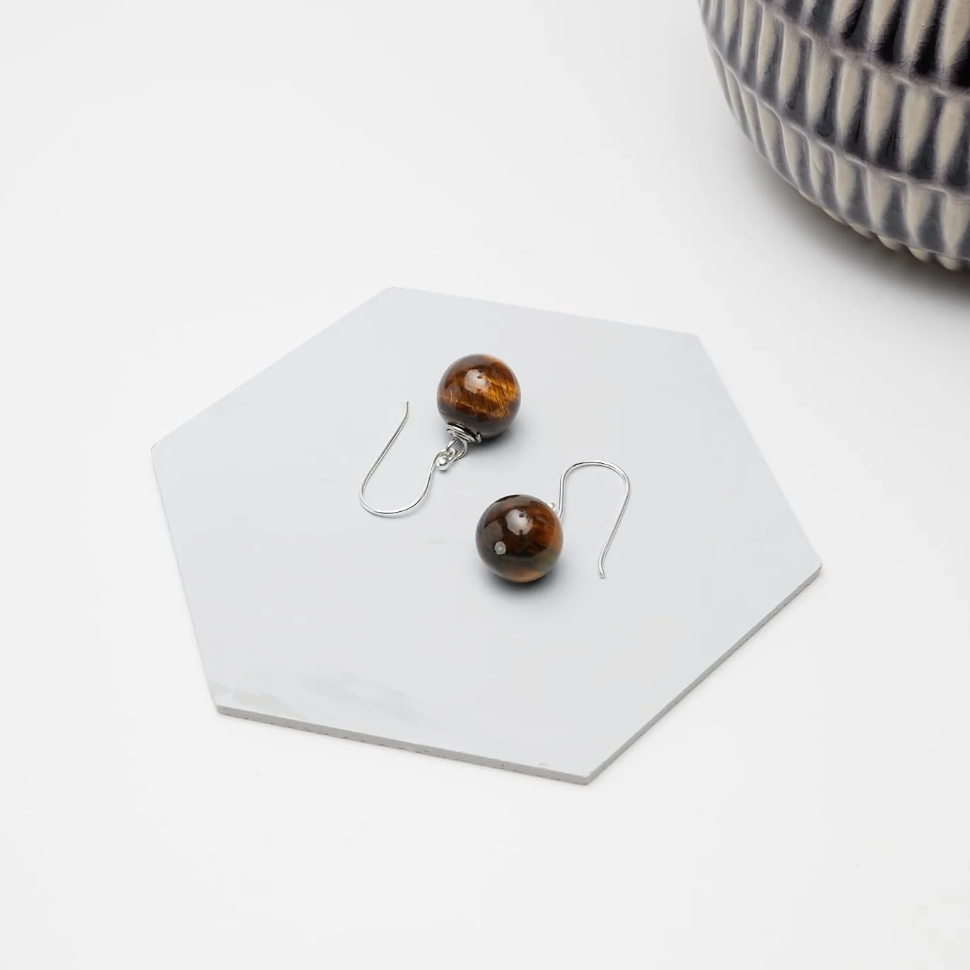 Pendientes colgantes de plata de ley con ojo de tigre marrón 12 mm hechos a mano para mujer