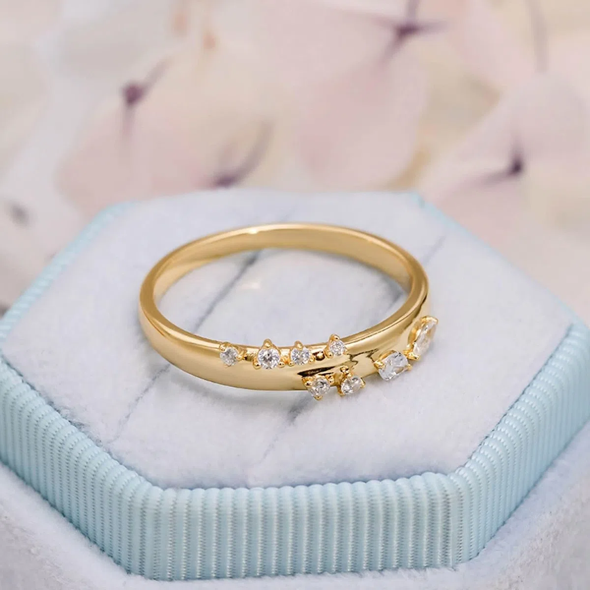 Au 375/585/750 - Alianzas de oro amarillo con moissanita marquesa