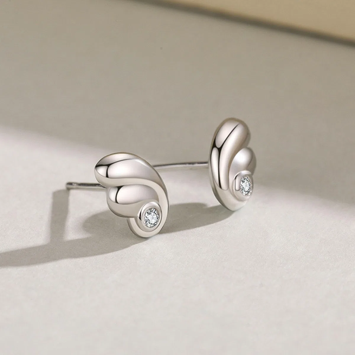 Pendientes de tuerca para mujer, oro blanco y platino, alas de ángel con moissanita