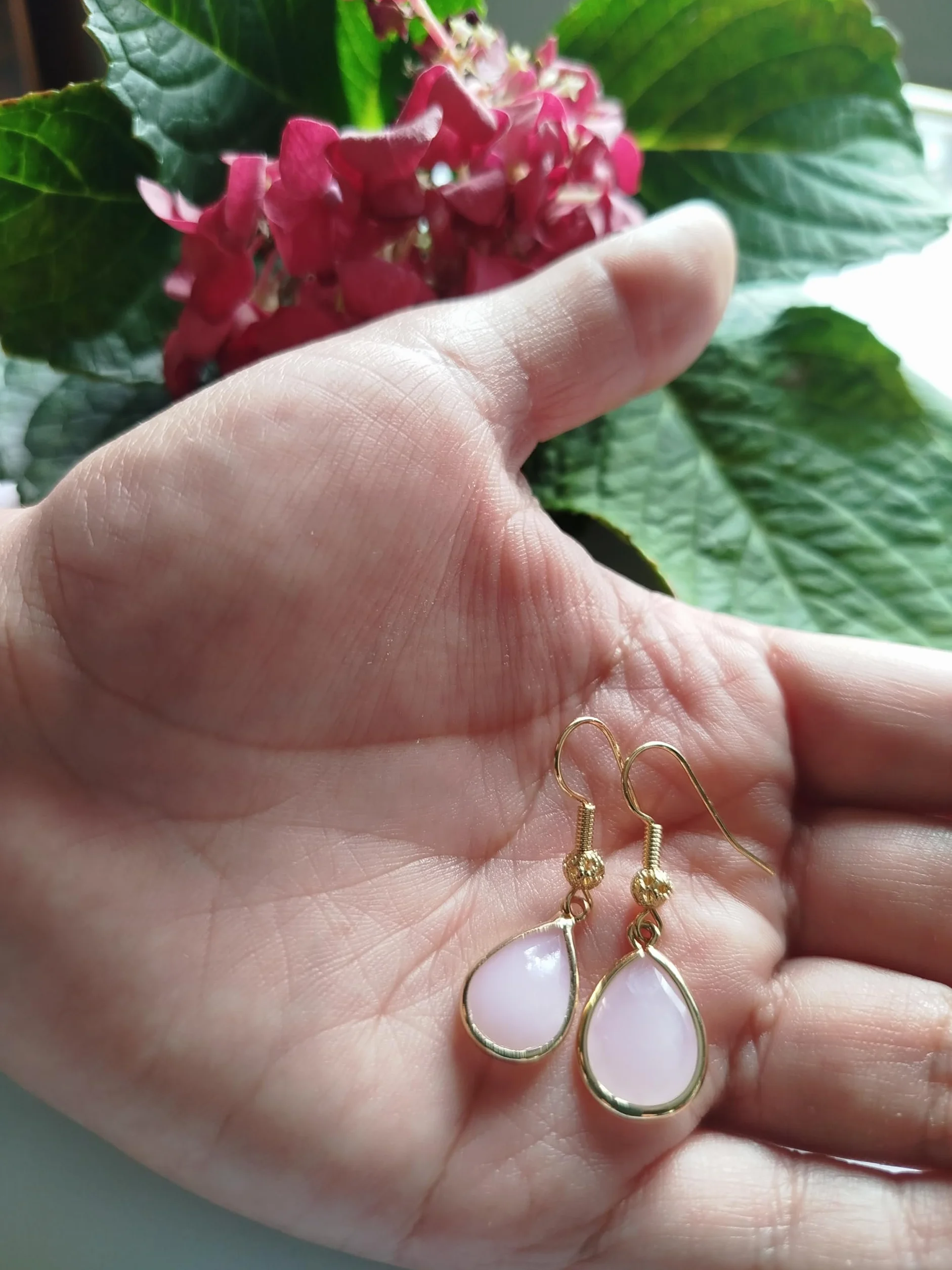 ZARZAMORA Pendientes Mujer Gota de Agua Cristal Transparente Forma de Lágrima Ribetes Dorados Acero Inoxidable Chapado en Oro 14k