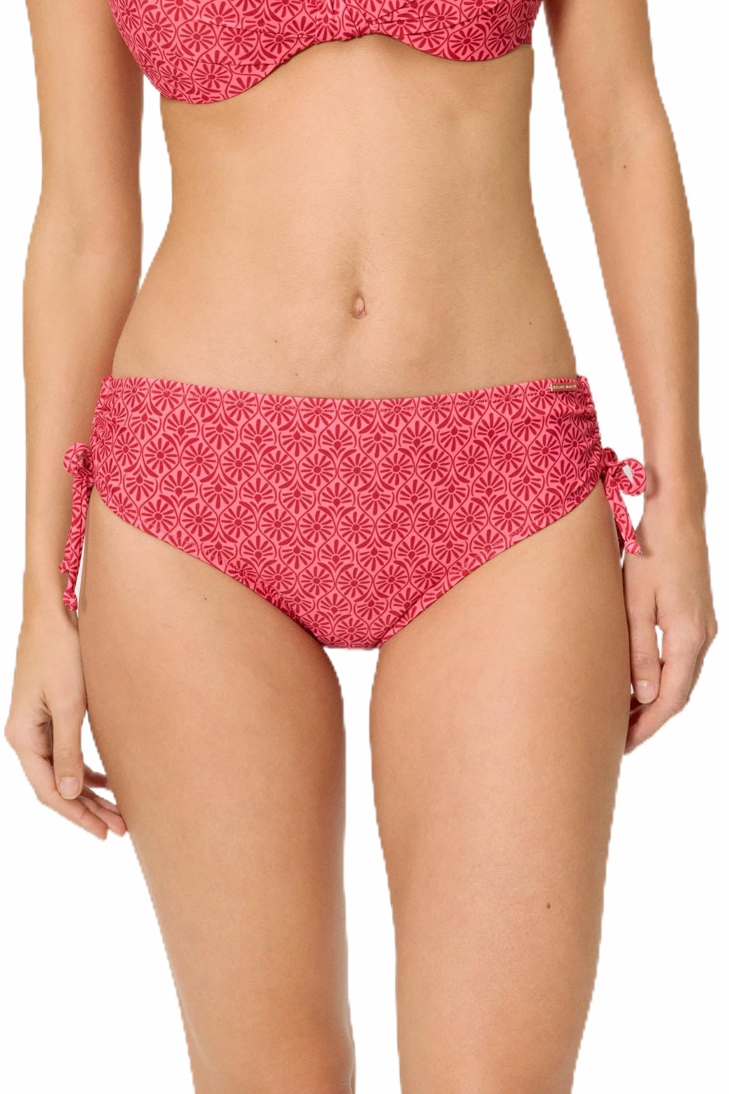 YSABEL MORA. Braga Bikini Moldeadora Midi. Control Ligero en Abdomen Inferior. Laterales Ajustables con Lazada para Ajuste Personalizado. Modelo.Colección Cherry.