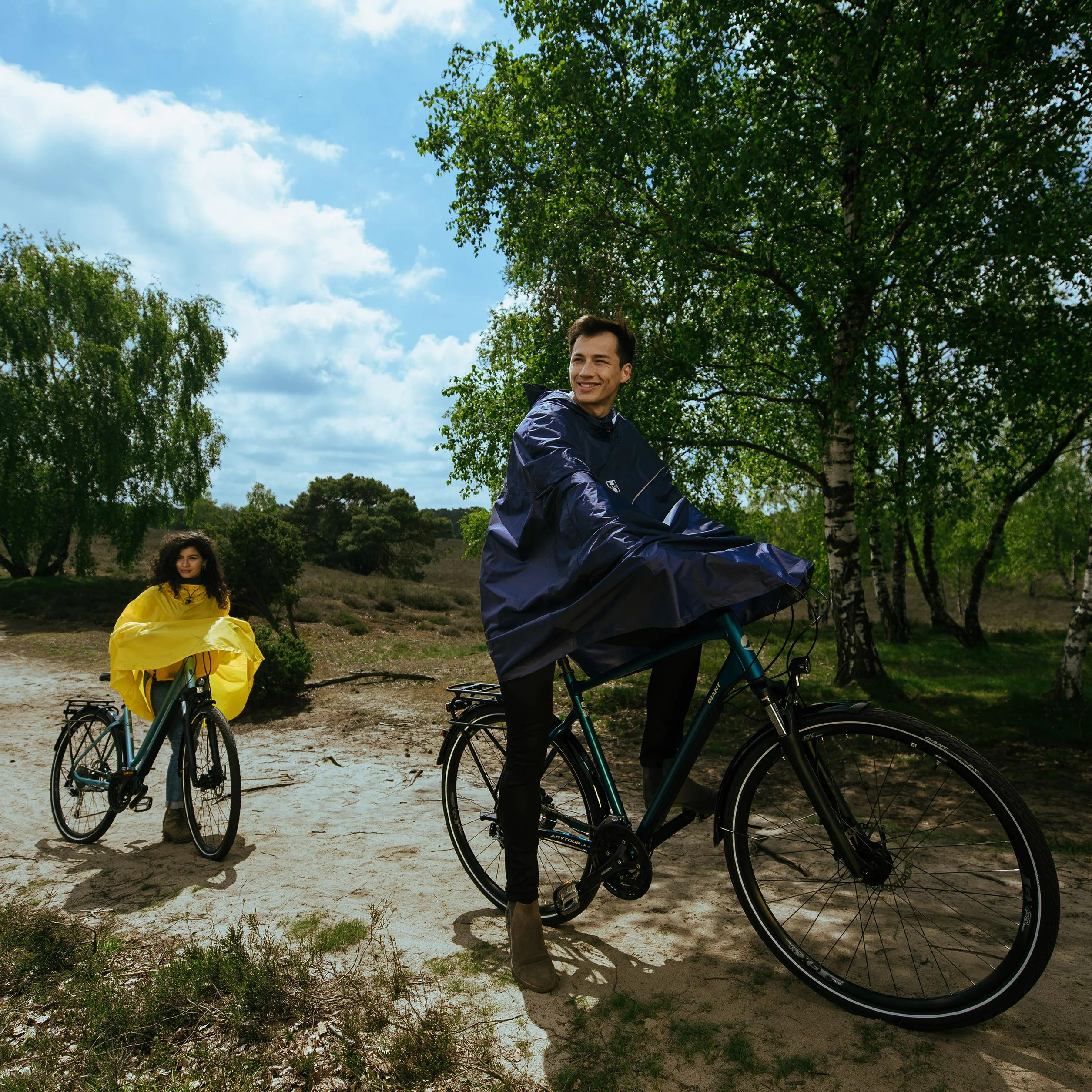 HOCK Poncho de lluvia para bicicleta 'Rain Light' con capucha y apertura lateral de los brazos, capa de lluvia extra ligera para hombre y mujer – Poncho de bicicleta 100,0% impermeable, incluye correa