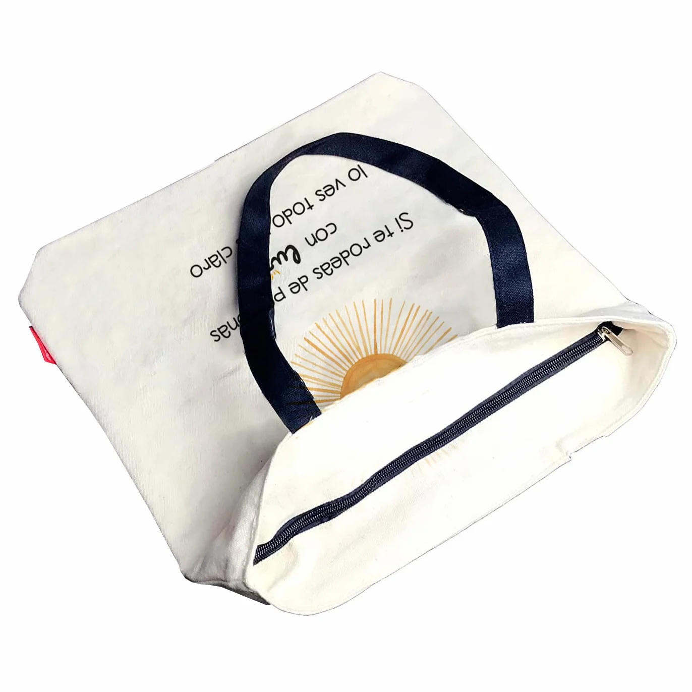 Hello-Bags. Bolso Tote bag con cremallera, forro y bolsillo interior. Exterior: Algodón 100%. Incluye sobre kraft de regalo. Modelo "SI TE RODEAS". Color: Crudo/Negro. Medidas: 37x 38 cm.