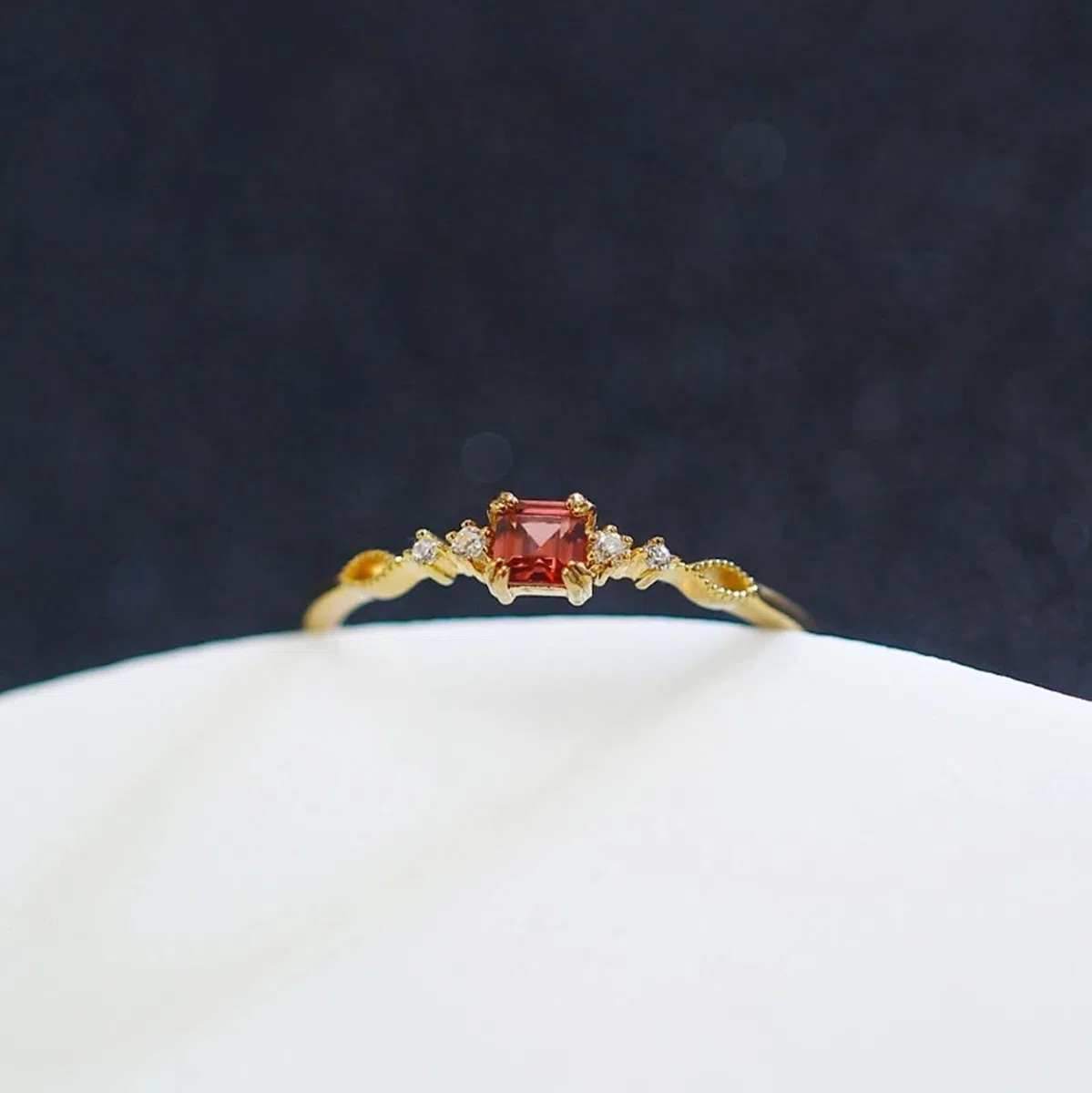 Anillo de compromiso de oro amarillo 9 K/14 K/18 K con rectángulo rojo Lab Rubí fino