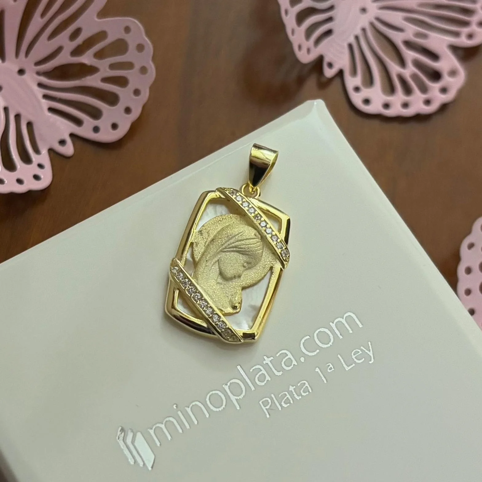 Medalla Virgen Niña de Plata Dorada Matizada con Nácar y Circonitas
