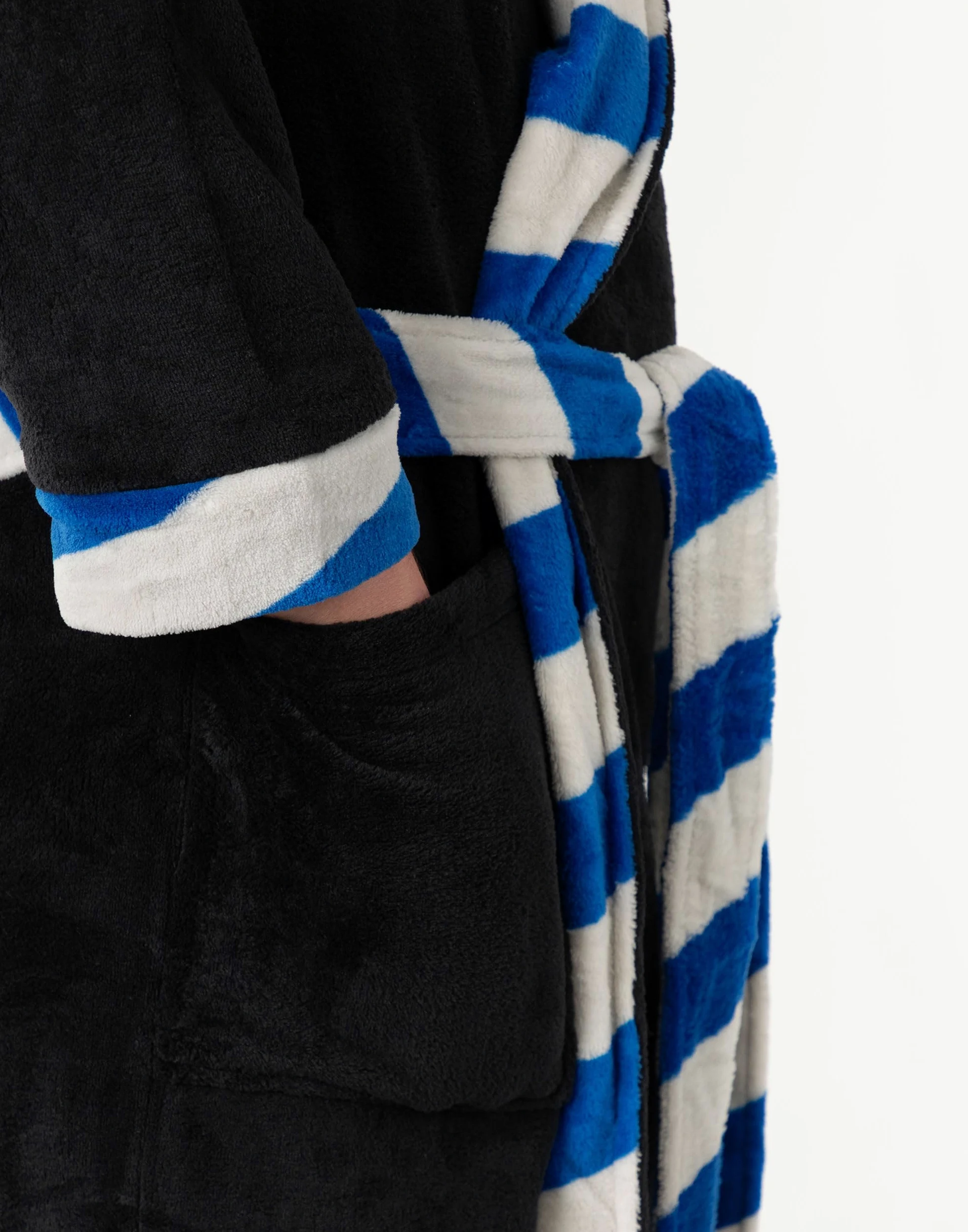 Harry Potter Albornoz unisex con capucha Ravenclaw, negro y azul | Tejido polar suave para relajarse y bañarse | Manga larga con diseño retro a rayas | Merchandising