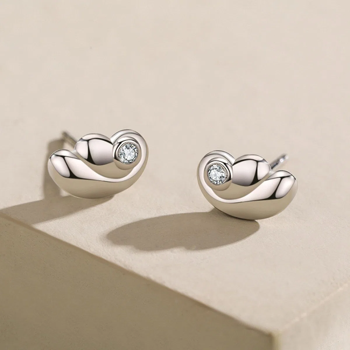 Pendientes de tuerca para mujer, oro blanco y platino, alas de ángel con moissanita