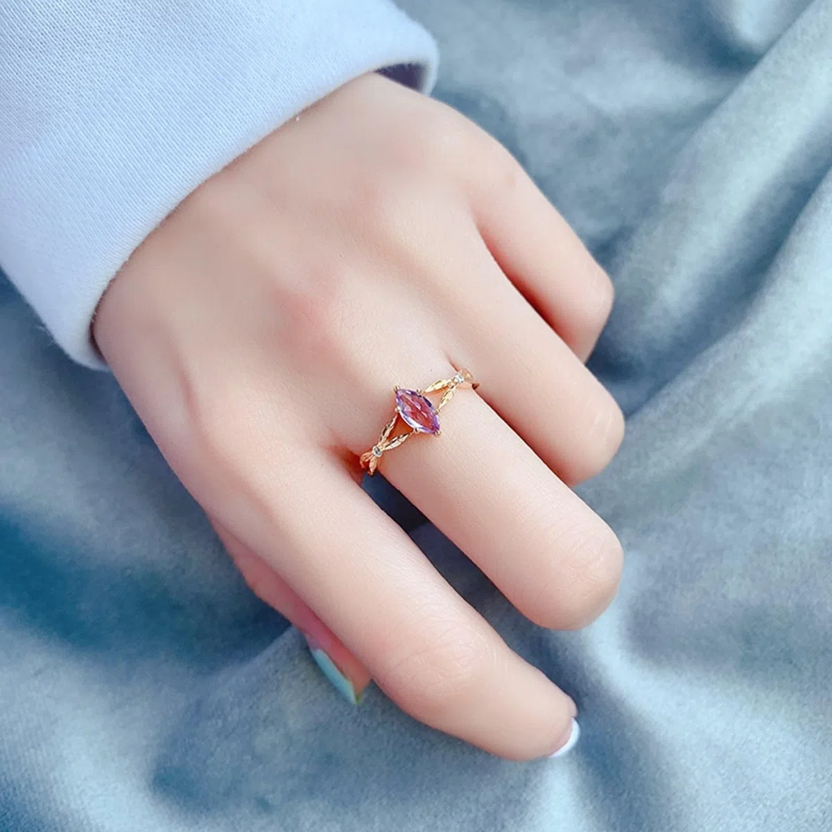 Anillo de boda de oro amarillo Au 375/585/750 con amatista marquesa en 6 garras