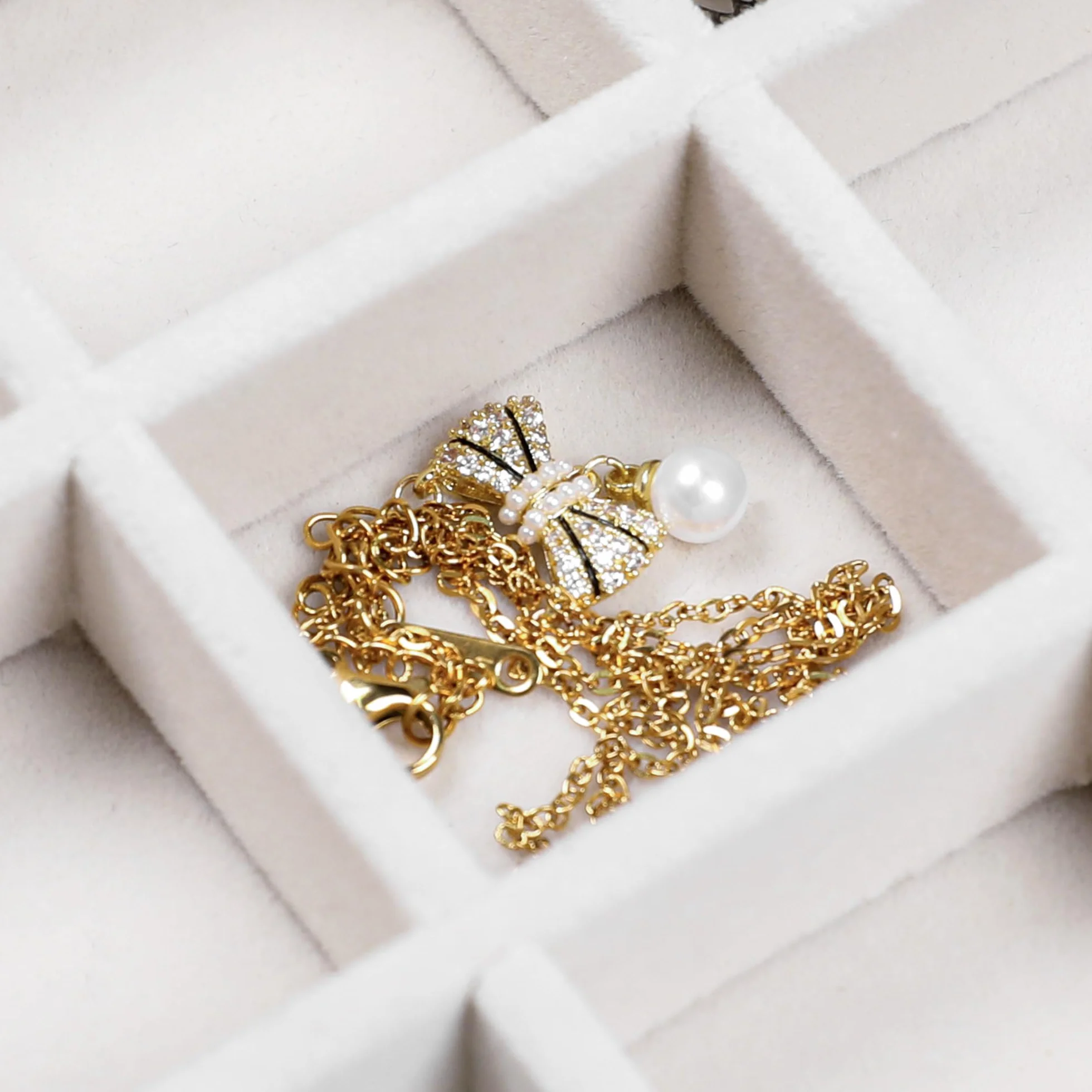 Frebeauty Bandeja de joyería 24 rejillas organizador de aretes terciopelo caja joyas con tapa transparente cerradura
