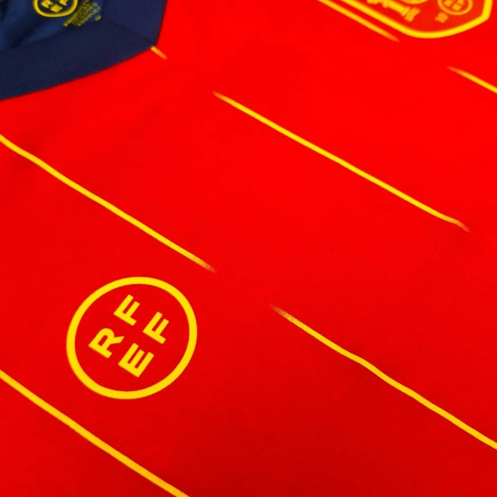 camiseta selección española mundial 2026-2028 replica oficial | Kit niño camiseta y pantalón | Unai Simón 23 | Roja | Equipación fútbol infantil | Cómoda y transpirable