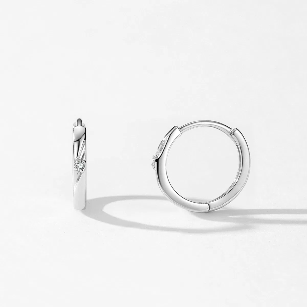 Pendientes de aro para mujer, oro blanco de 18 quilates, Mobius con diamante