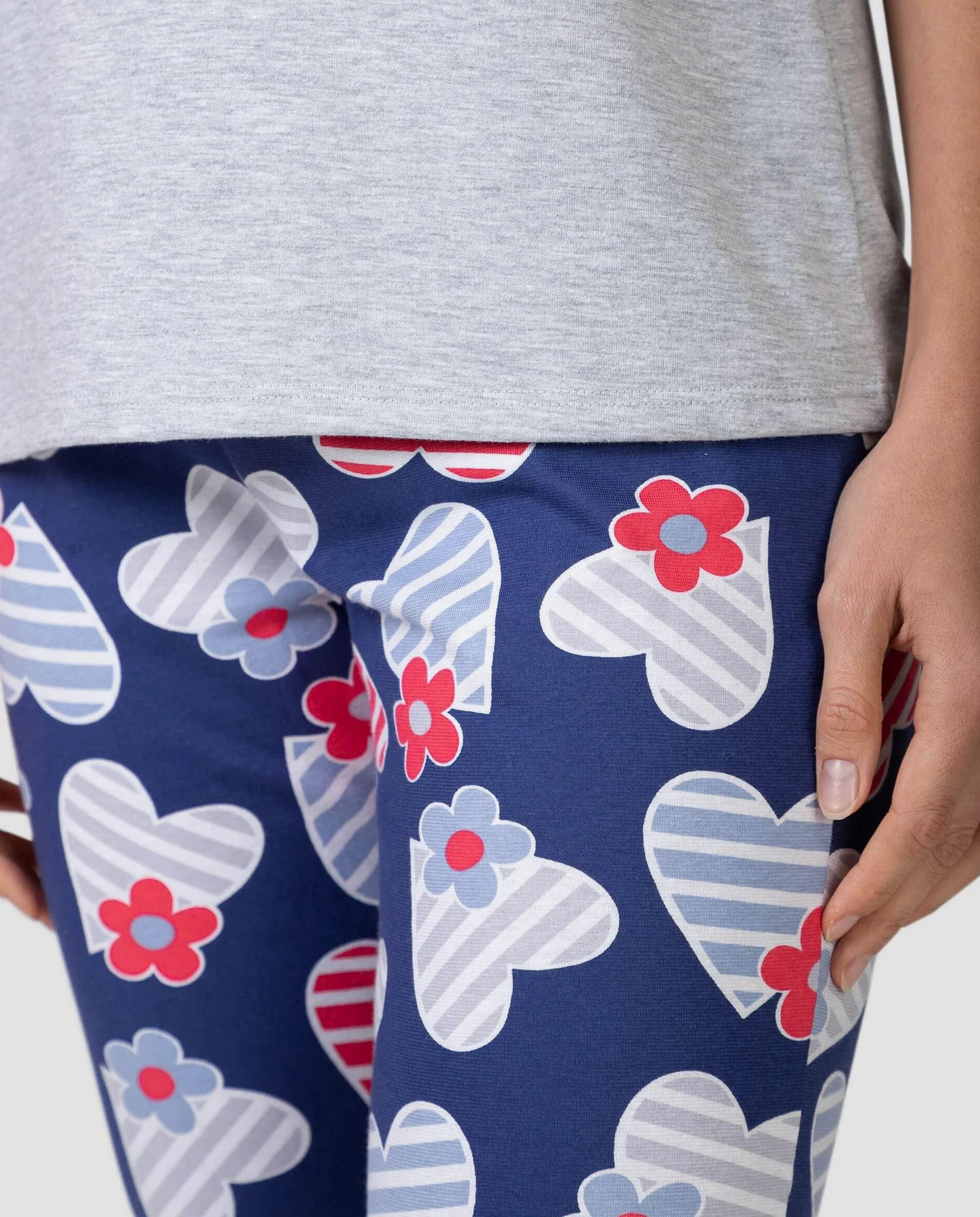 MASSANA Pijama de Mujer P261220, Manga Corta y Pantalón Pirata, Estampado Corazones y Flores, Algodón, Verano