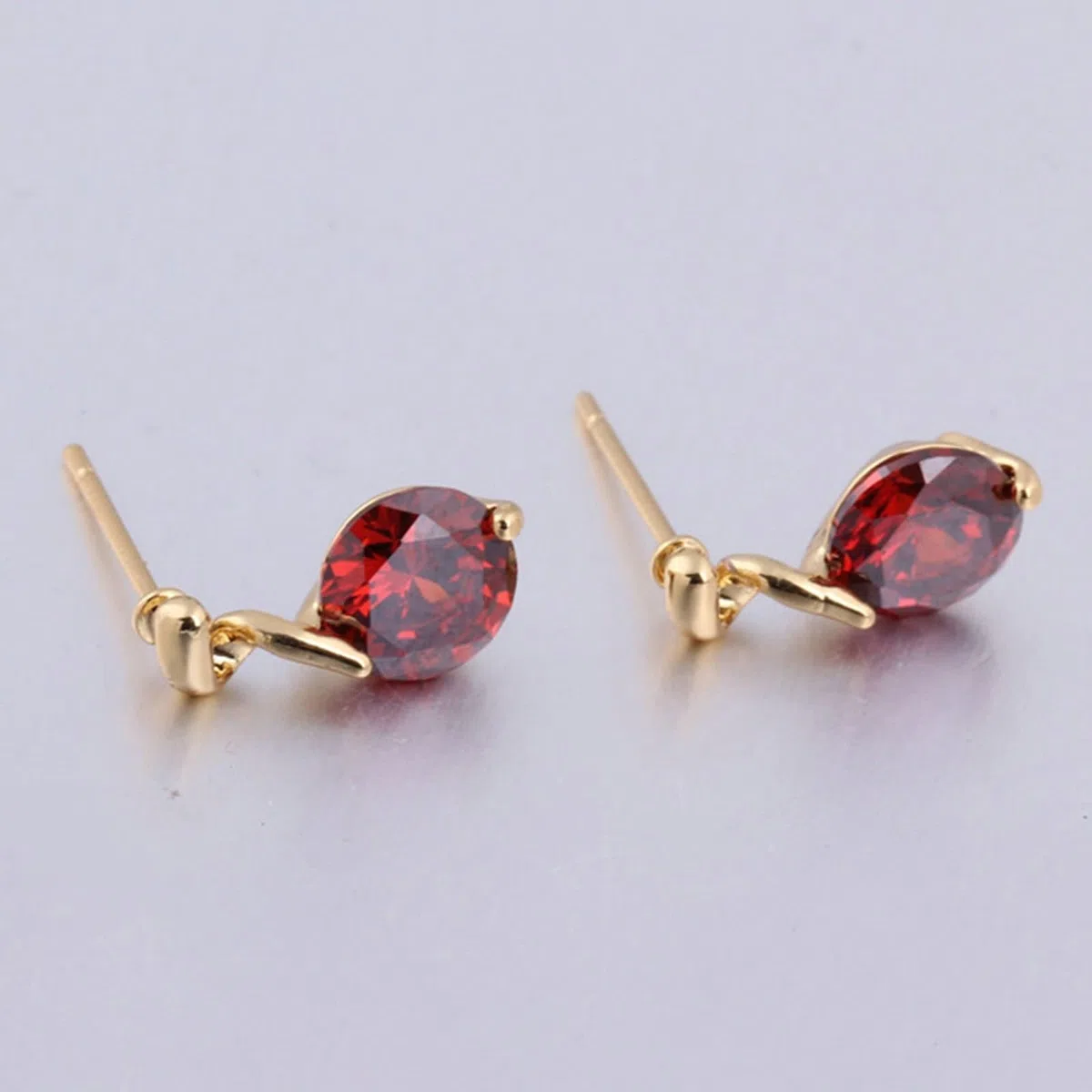 AMDXD Pendientes de oro 585 de 14 quilates, clásicos con amatista lila, oro amarillo de 14 quilates