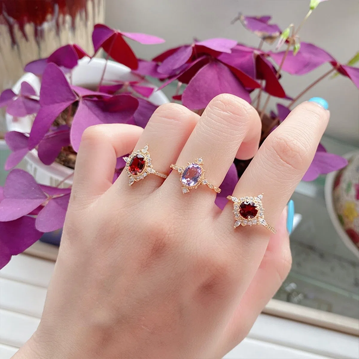 Anillo solitario Au 375/585/750 de oro amarillo con rubí rojo de laboratorio, flores