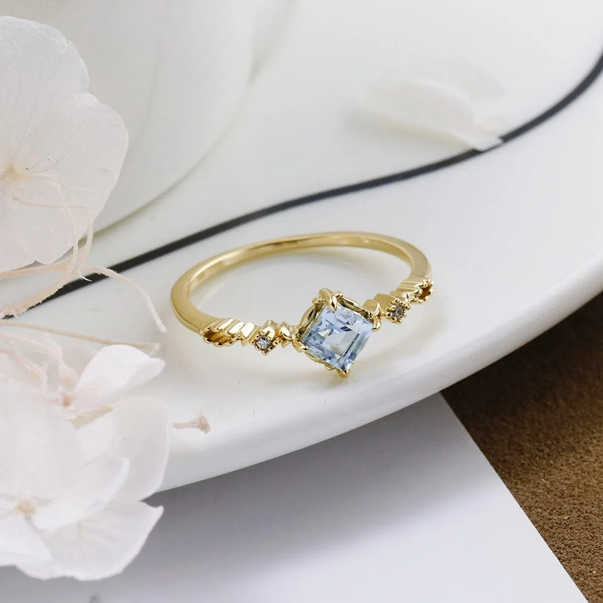 Anillo de boda de oro amarillo de 9 K/14 K/18 K con topacio azul claro cuadrado en 4 garras