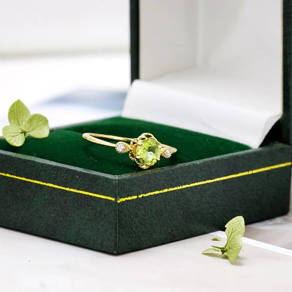 Par de anillos de oro de 9 K/14 K/18 K con peridoto, forma de flores huecas