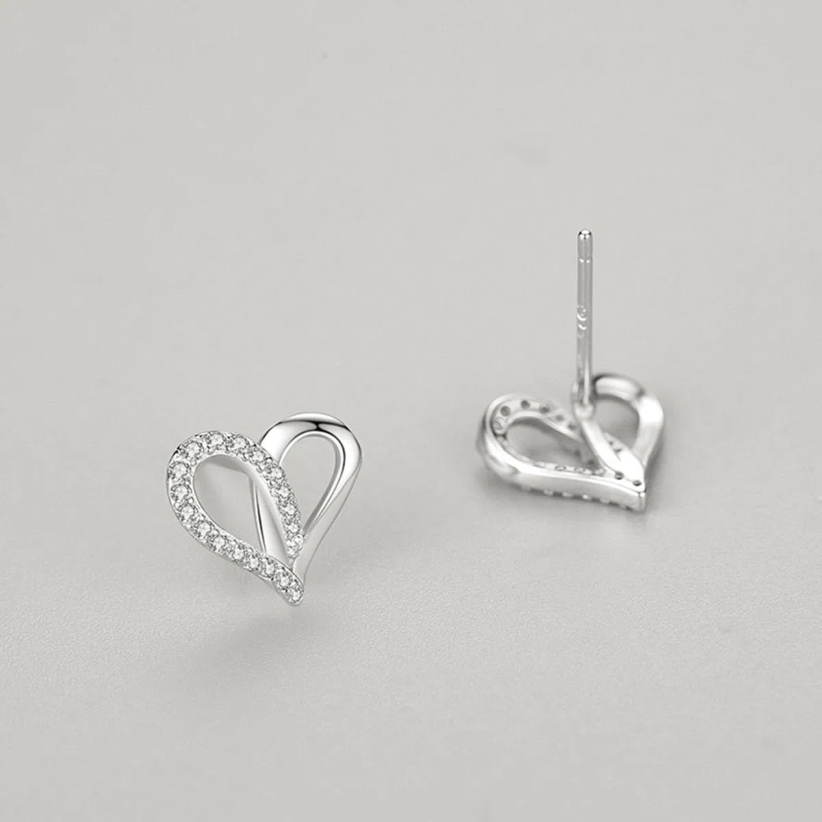 Pendientes de tuerca de oro blanco para mujer, oro blanco de 14 quilates, diseño clásico de corazón hueco con moissanita redonda, aretes de tuerca para cartílago de hélice para mujer, madre