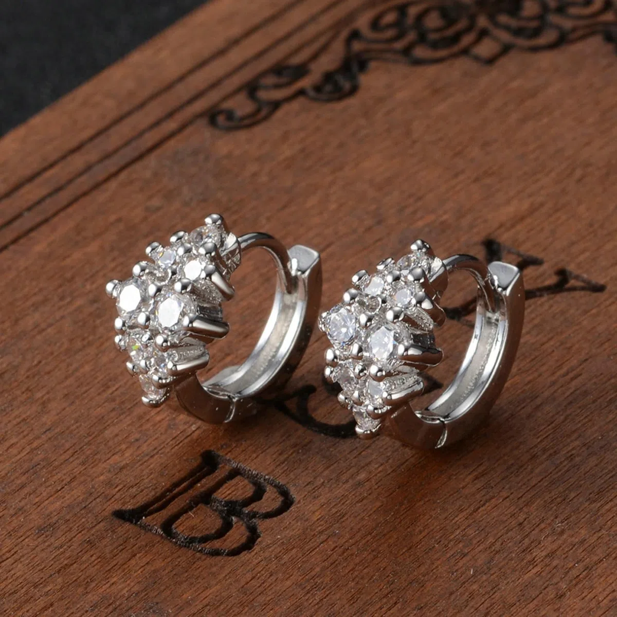 Pendientes de oro blanco de 18 quilates para mujer, elegantes aretes de aro de moissanita de plata para mujer