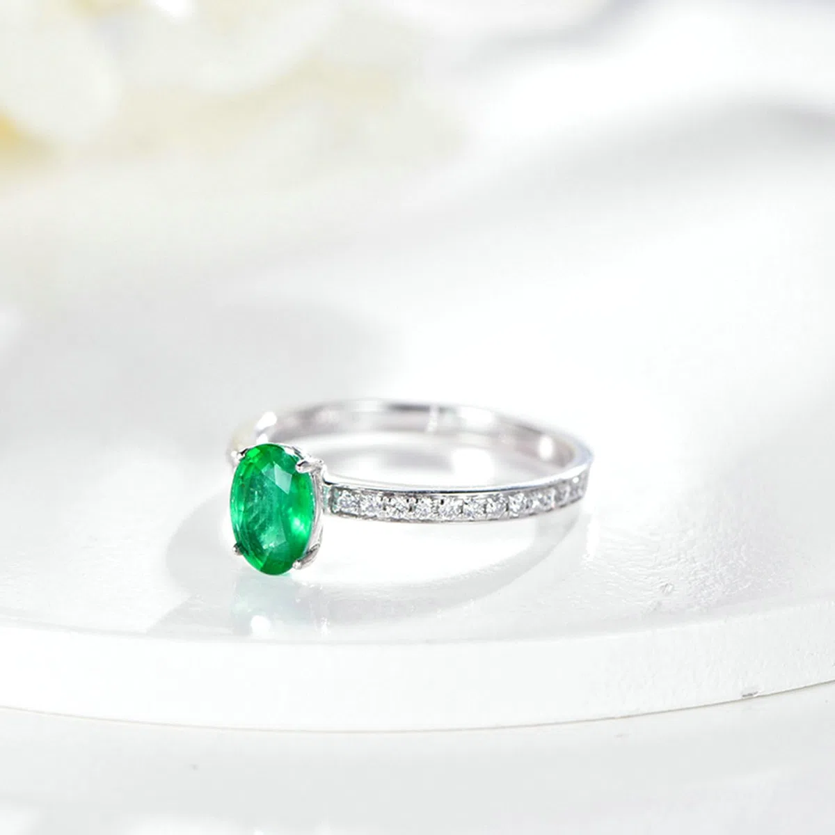 Anillo de compromiso para mujer, platino, talla H 1/2-V 1/2, anillos de compromiso de boda estrechos con esmeralda ovalada de 0,7 quilates y moissanita de 0,17 quilates