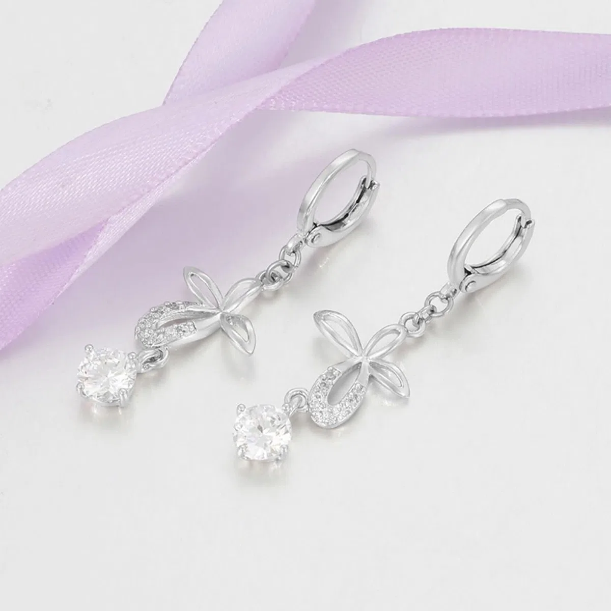 Pendientes de aro con colgante de mariposa y moissanita