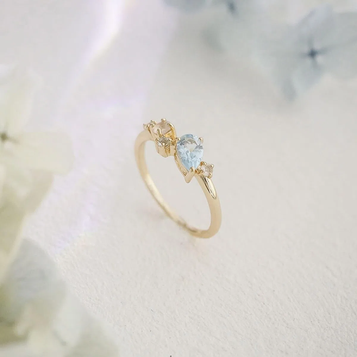 Anillo de compromiso de oro 9 K/14 K/18 K con gotas de topacio azul claro, forma de lágrima
