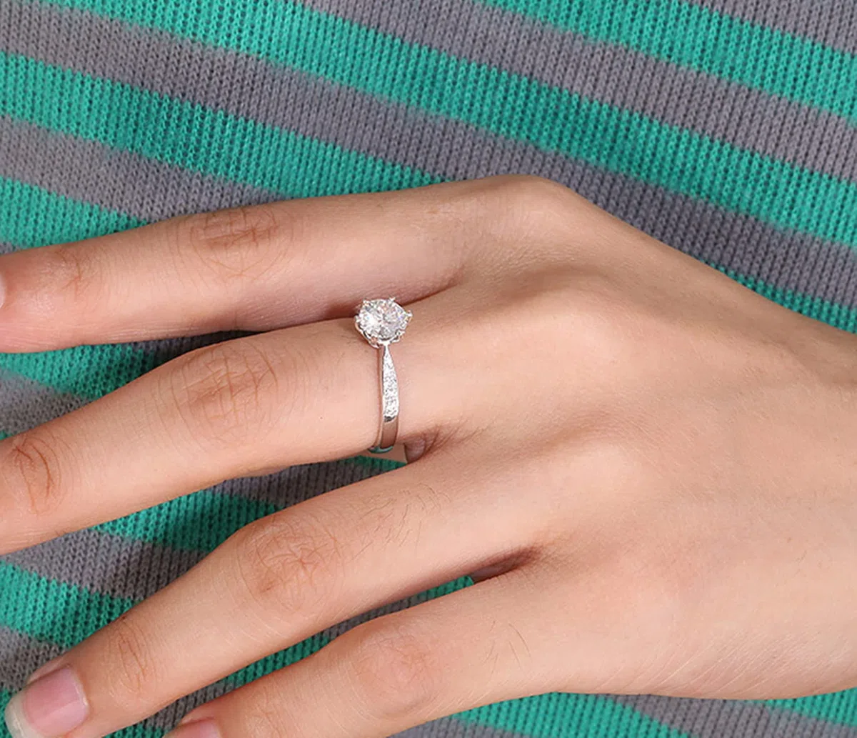 KnBoB Anillos de boda, alianzas de boda, anillo de oro blanco de 14 quilates/18 quilates, 6 garras de 1 ct moissanite con circonitas