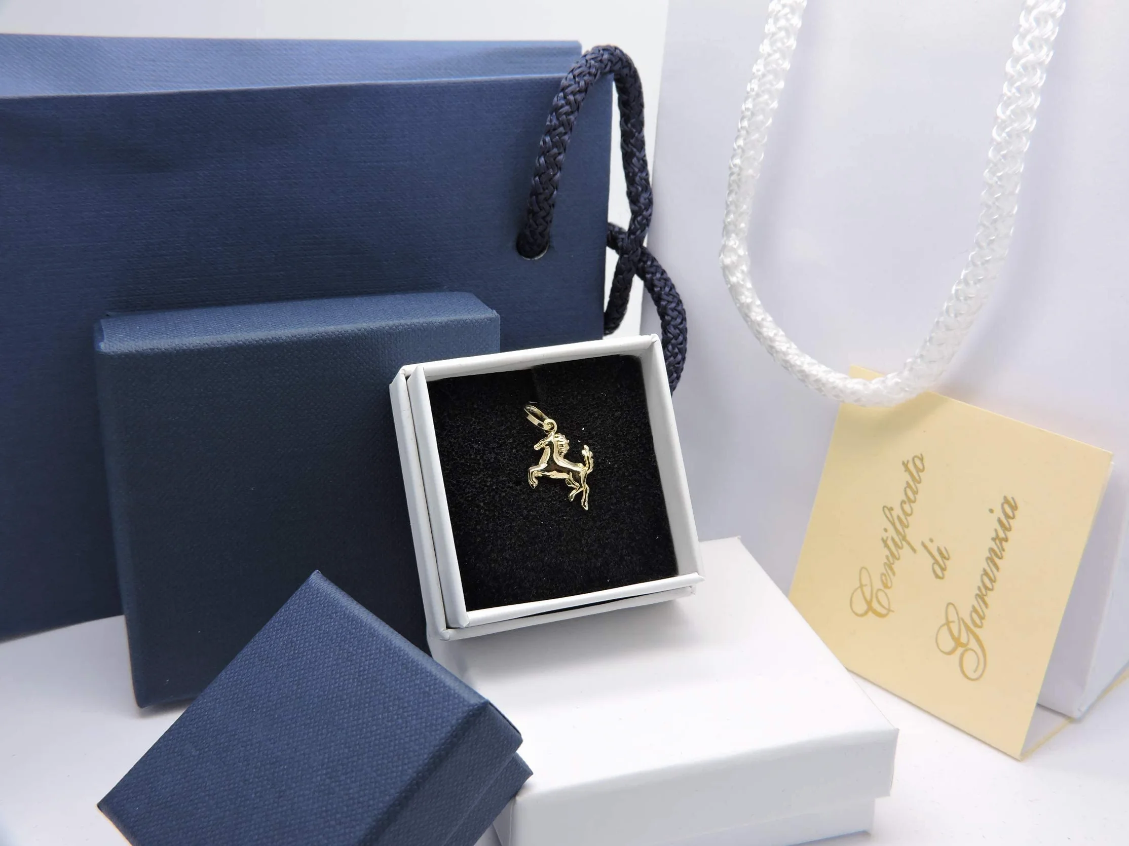 Colgante de oro amarillo 18K (750) caballo pequeño para niños