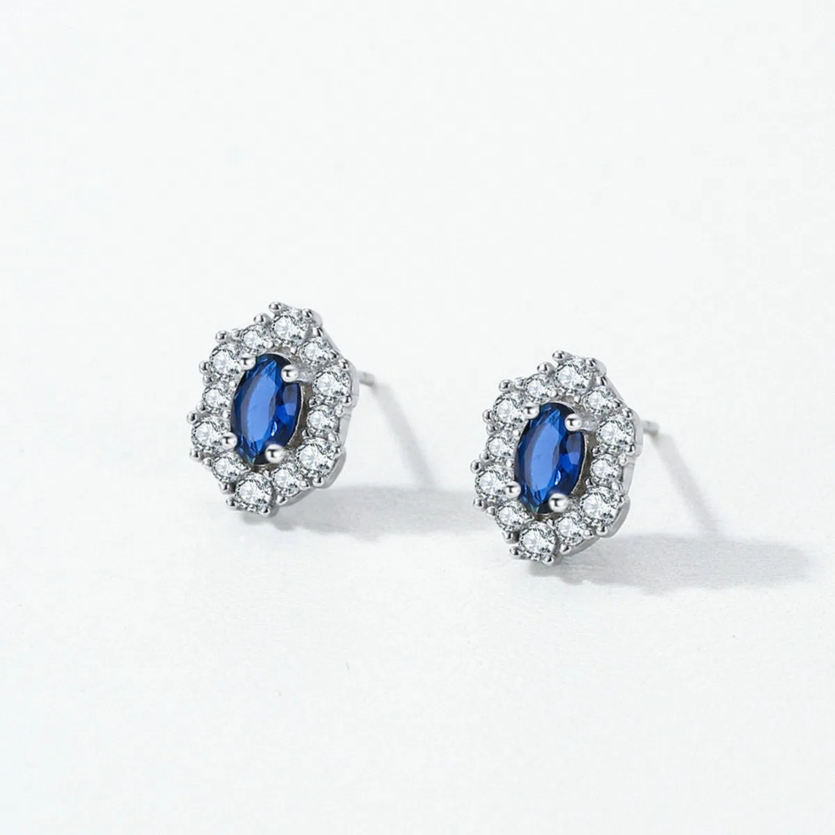 Pendientes de platino para mujer, diseño de flor con zafiro ovalado y moissanita, hipoalergénicos, para bodas