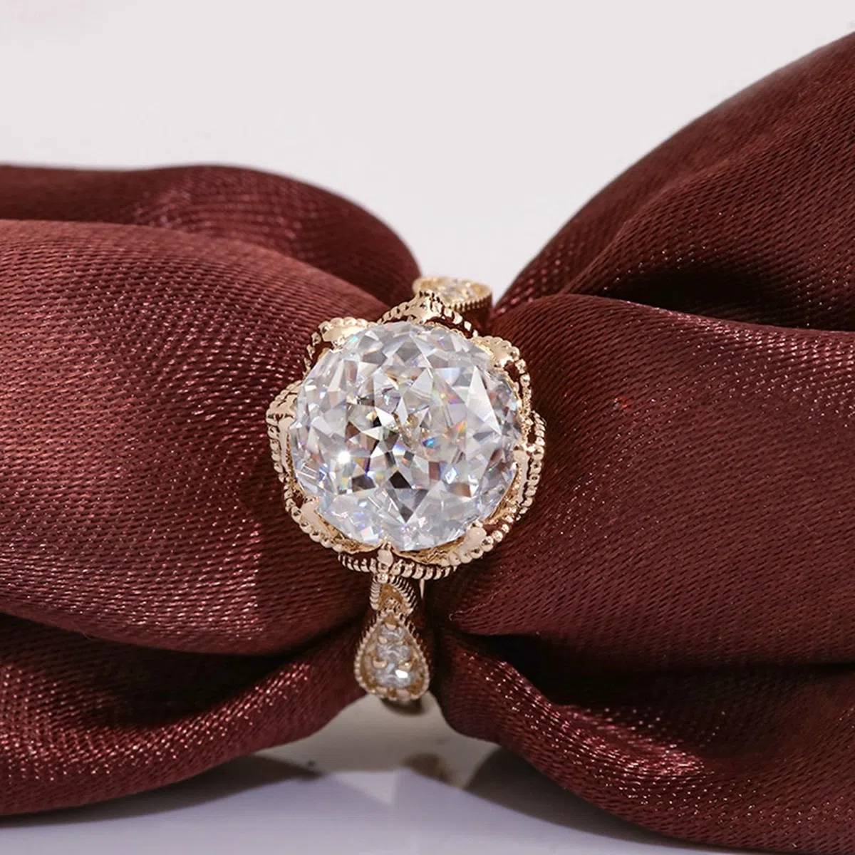 Regalo Personalizado Alianza Pareja Prima Oro 9 quilates Moissanite Flor Tamaño Señoras para Madre Cumpleaños Joyería