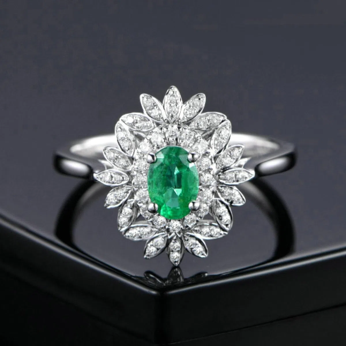Anillo de compromiso para mujer de platino, anillos de promesa de boda, flores con esmeralda ovalada de 0,5 quilates y moissanita de 0,26 quilates, tamaño H 1/2-V 1/2